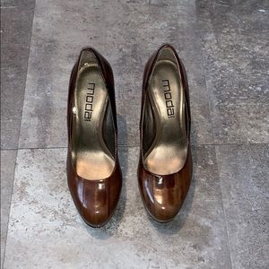 Moda Spana patent leather wood look heels